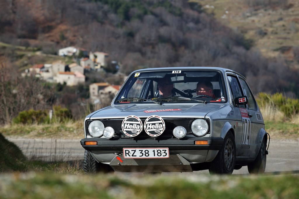 Tørt vejr er ikke Lars Bækkelunds livret, han vil hellere have sne. Alligevel har han og Arne Pagh kørt deres VW Golf op til nr. 32.
(Foto: Michael Eisenberg, Intercom)